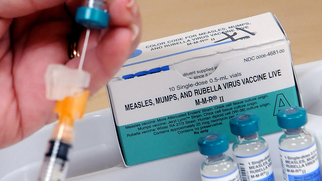 Foto: Vacuna contra el sarampión, las paperas y la rubéola, Departamento de Salud del Condado de Orange, Orlando, Florida