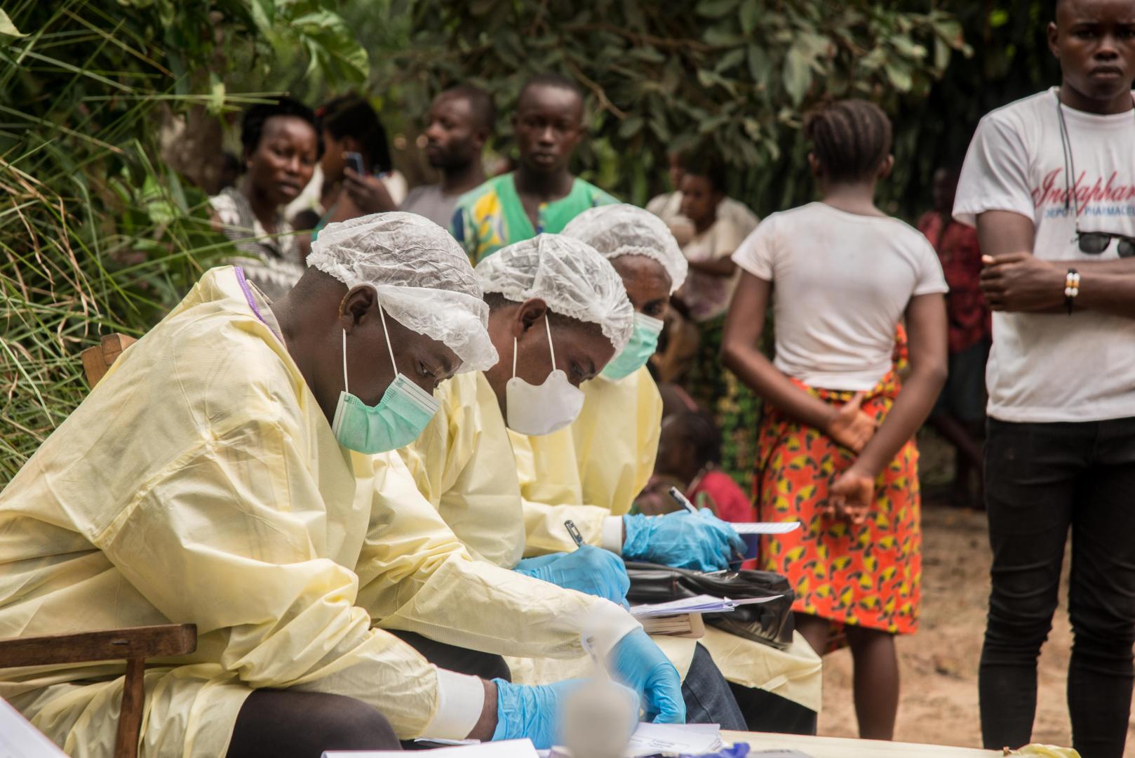 Los trabajadores médicos estaban preparando y desinfectando una casa en Moto, Bikoro, provincia de Equateur, República Democrática del Congo, después del descubrimiento de un caso confirmado de ébola.